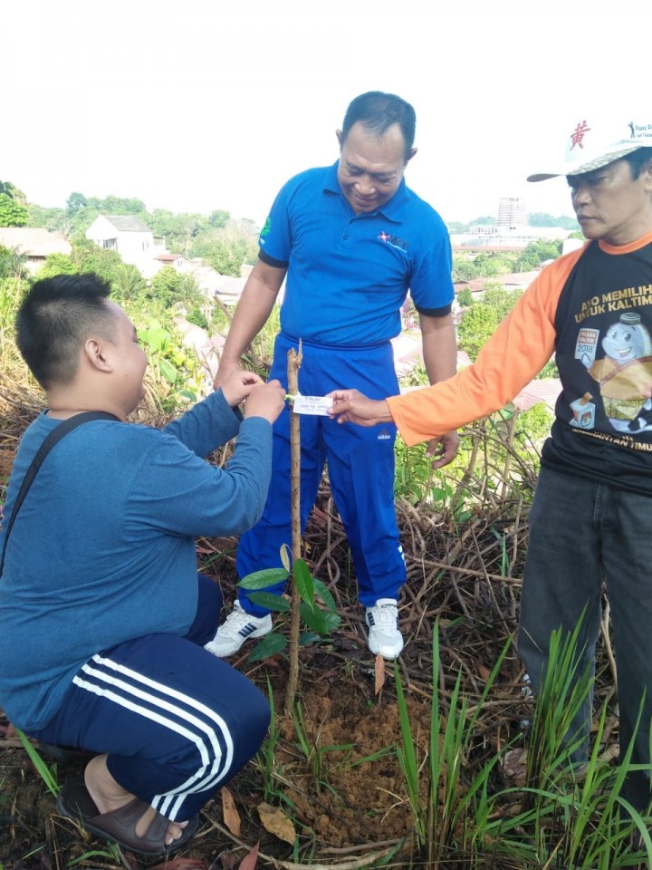 Kegiatan Penanaman dengan Mahasiswa KKN 44 unmul reguler