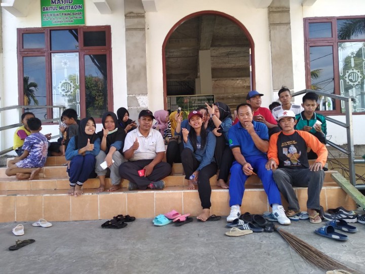 Kerja Bakti Mesjid RT.02 bersama mahasiswa KKN Reguler 44 unmul