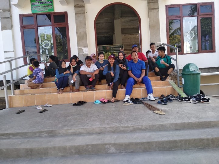 Kerja Bakti Mesjid RT.02 bersama mahasiswa KKN Reguler 44 unmul