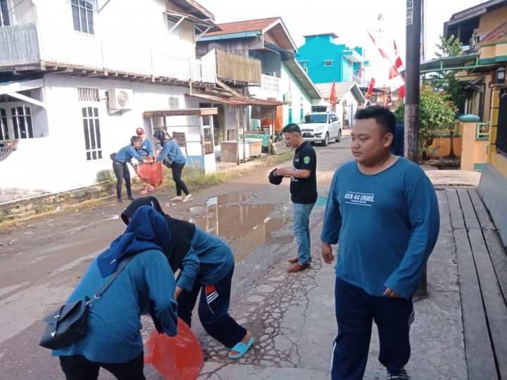 Kerja bakti Kampung Warna Warni pihak kelurahan gunung panjang dan KKN