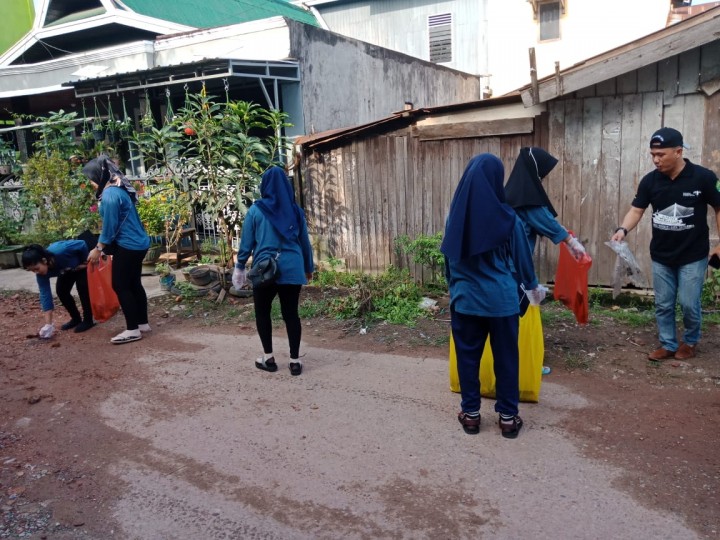 Kerja bakti Kampung Warna Warni pihak kelurahan gunung panjang dan KKN