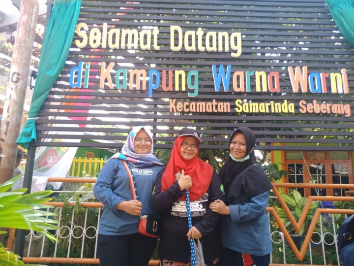 Kerja bakti Kampung Warna Warni pihak kelurahan gunung panjang dan KKN