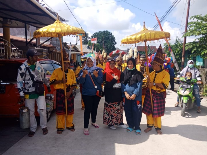 Kerja bakti Kampung Warna Warni pihak kelurahan gunung panjang dan KKN