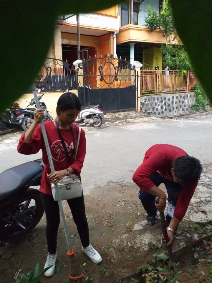 KEGIATAN GOTONG ROYONG DI POSYANDU MELON RT 01