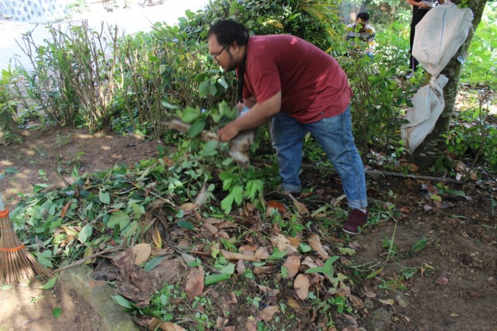 KEGIATAN GOTONG ROYONG DI POSYANDU MELON RT 01