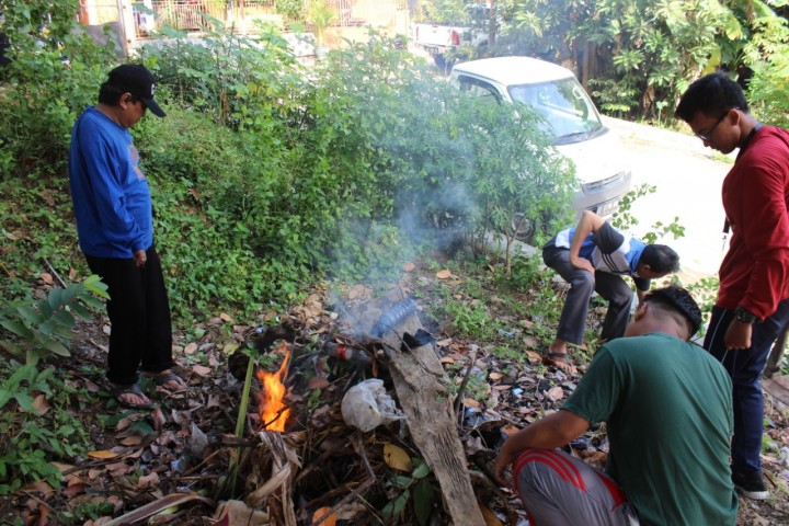 KEGIATAN GOTONG ROYONG DI POSYANDU MELON RT 01