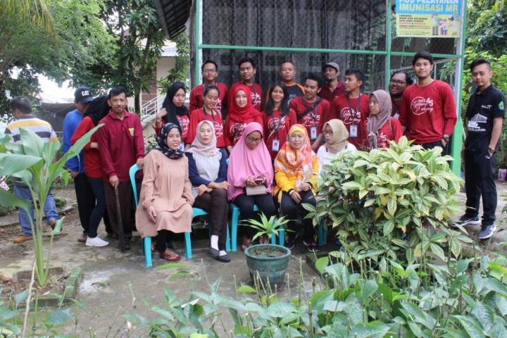 KEGIATAN GOTONG ROYONG DI POSYANDU MELON RT 01