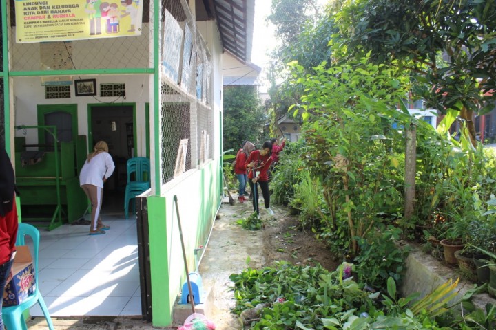 KEGIATAN GOTONG ROYONG DI POSYANDU MELON RT 01