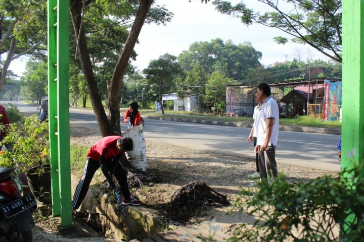 JUMAT BERSIH DI KANTOR KELURAHAN LAMA DAN KANTOR KELURAHAN BARU