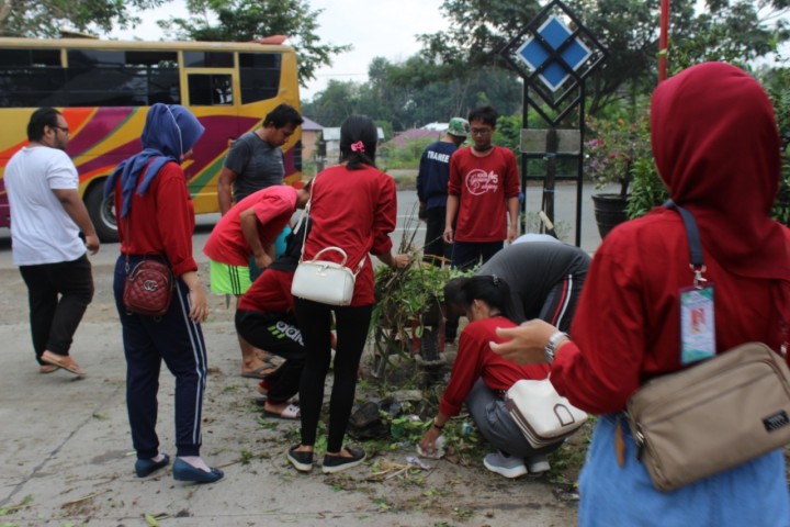 GOTONG ROYONG DI JALAN NIRMALA RT 02