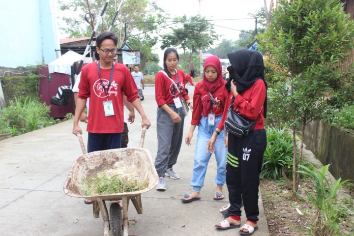 GOTONG ROYONG DI JALAN NIRMALA RT 02