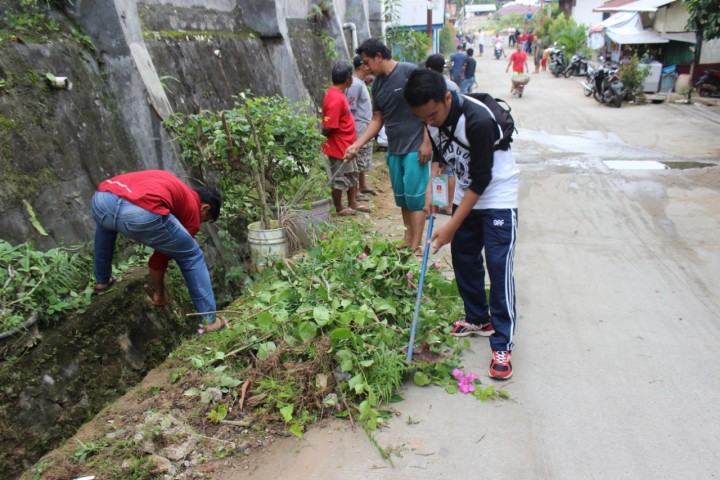 GOTONG ROYONG DI JALAN NIRMALA RT 02
