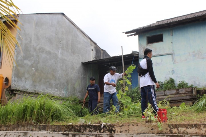 PEMBERSIHAN LAHAN UNTUK TANAMAN OBAT DASAWISMA