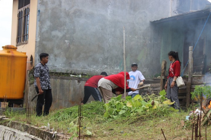 PEMBERSIHAN LAHAN UNTUK TANAMAN OBAT DASAWISMA