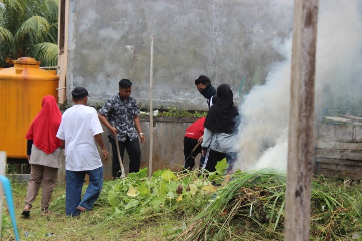 PEMBERSIHAN LAHAN UNTUK TANAMAN OBAT DASAWISMA