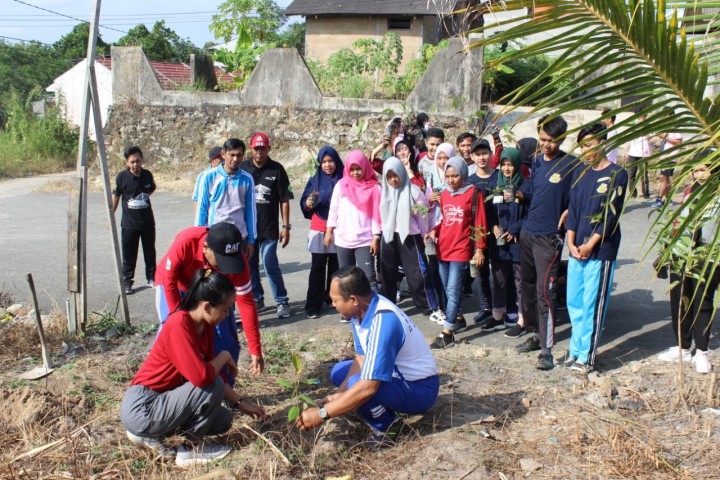 Penanaman Bibit Pohon Semusim Oleh Anak KKN Seluruh Kecamatan Samarinda Seberang