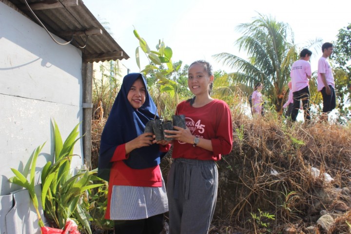 Penanaman Bibit Pohon Semusim Oleh Anak KKN Seluruh Kecamatan Samarinda Seberang