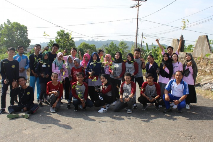 Penanaman Bibit Pohon Semusim Oleh Anak KKN Seluruh Kecamatan Samarinda Seberang