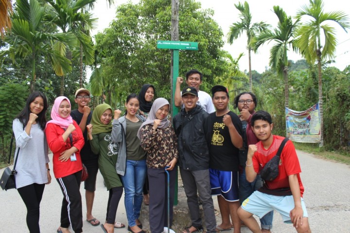 Pemasangan Plang Jalan RT 01 Oleh Mahasiswa KKN 45