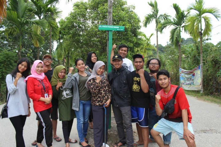 Pemasangan Plang Jalan RT 01 Oleh Mahasiswa KKN 45