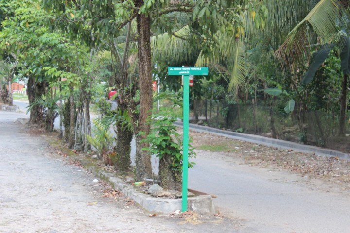 Pemasangan Plang Jalan RT 01 Oleh Mahasiswa KKN 45