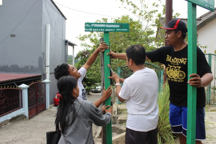 Pemasangan Plang Jalan RT 01 Oleh Mahasiswa KKN 45
