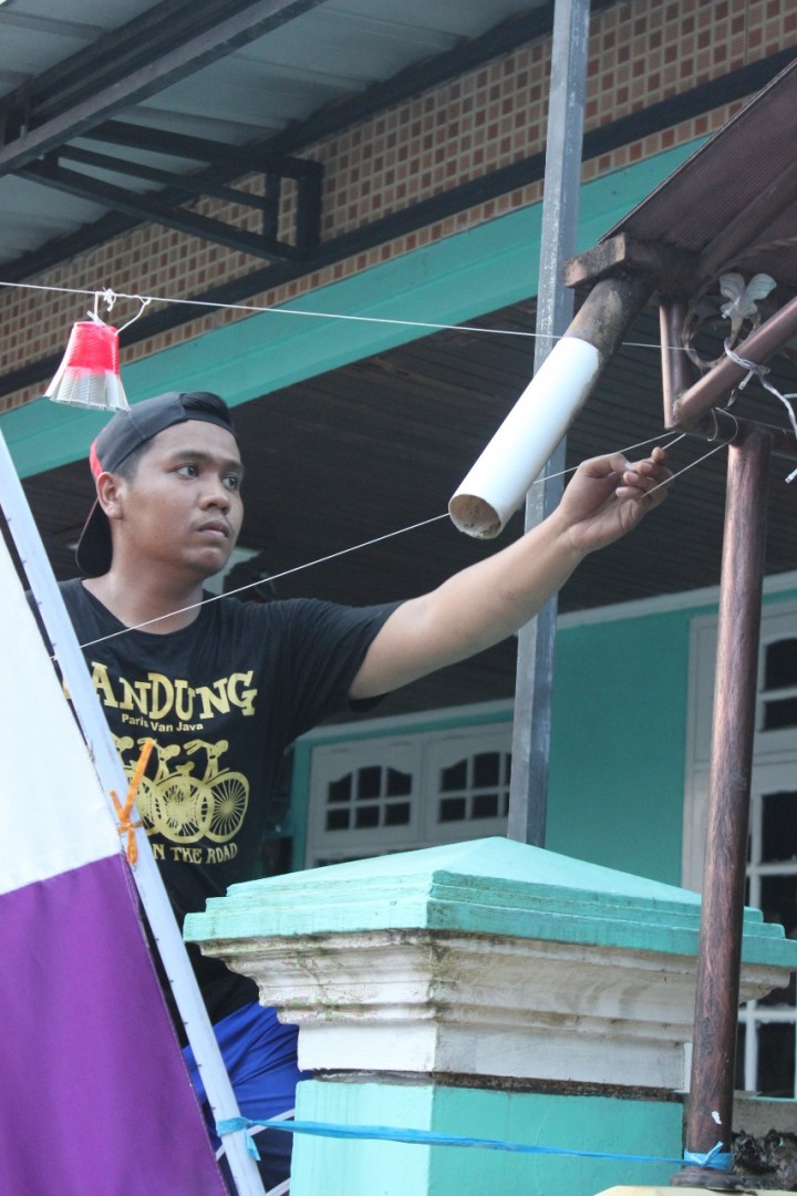 Pemasangan Lampu Lampion Oleh Mahasiswa KKN 45