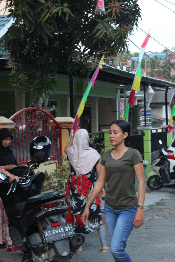 Pemasangan Lampu Lampion Oleh Mahasiswa KKN 45