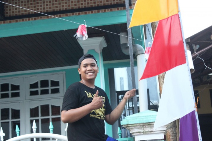 Pemasangan Lampu Lampion Oleh Mahasiswa KKN 45