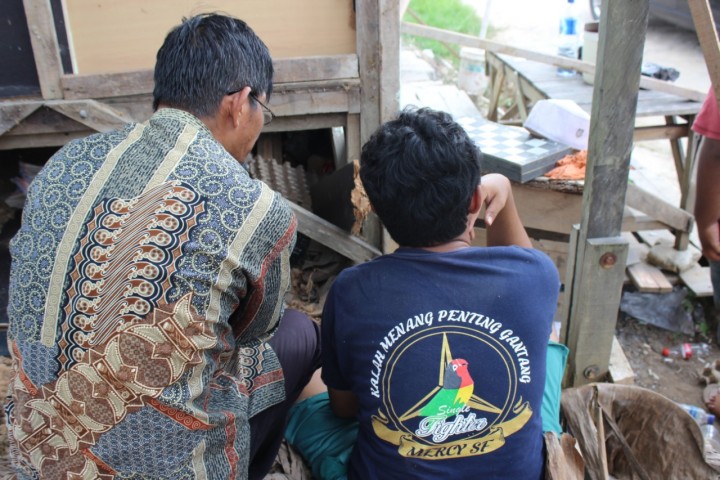 Pembeharuan Poskamling Oleh Mahasiswa KKN 45