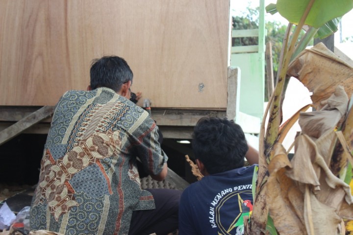 Pembeharuan Poskamling Oleh Mahasiswa KKN 45
