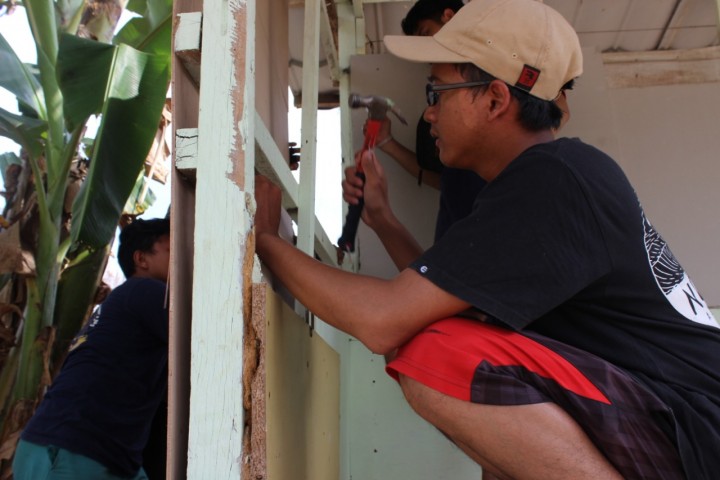 Pembeharuan Poskamling Oleh Mahasiswa KKN 45