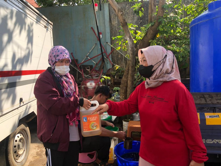 Distribusi minyak oleh karang taruna