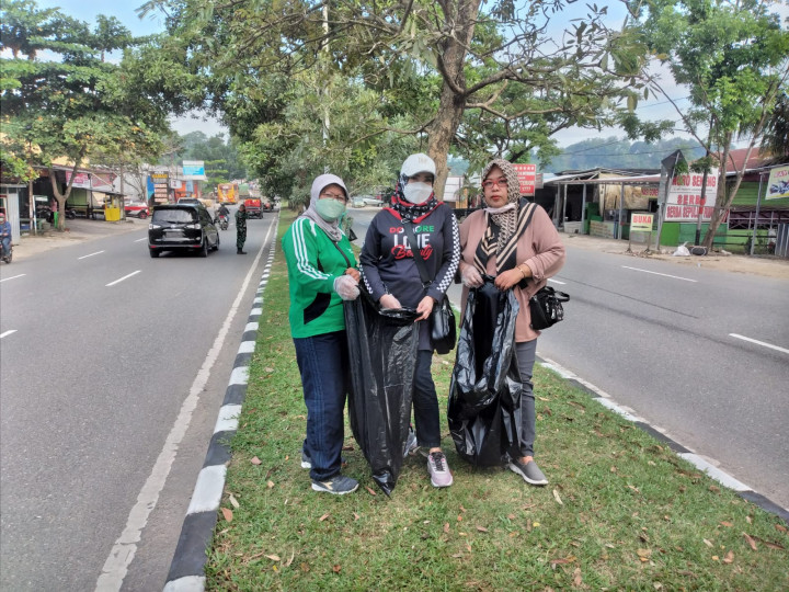 Kegiatan Gotong Royong se-Kecamatan Samarinda Seberang di Jl.APT Pranoto Tgl. 16 Juli 2022