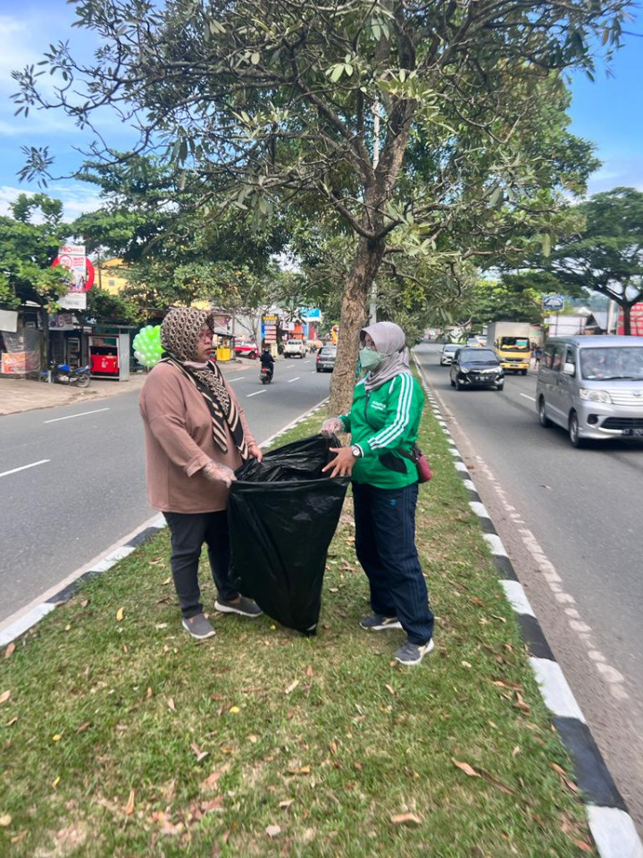 Kegiatan Gotong Royong se-Kecamatan Samarinda Seberang di Jl.APT Pranoto Tgl. 16 Juli 2022