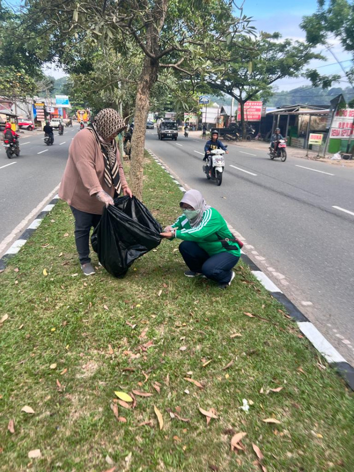 Kegiatan Gotong Royong se-Kecamatan Samarinda Seberang di Jl.APT Pranoto Tgl. 16 Juli 2022