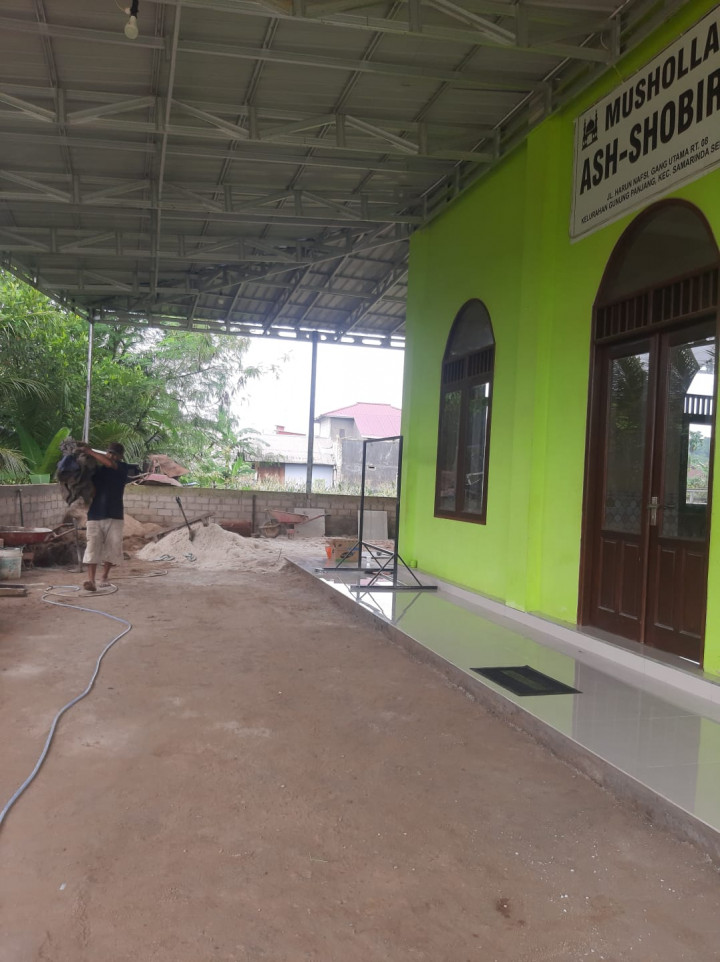 PEMASANGAN KERAMIK DI MUSHOLA AS-SHOBORIN RT 08