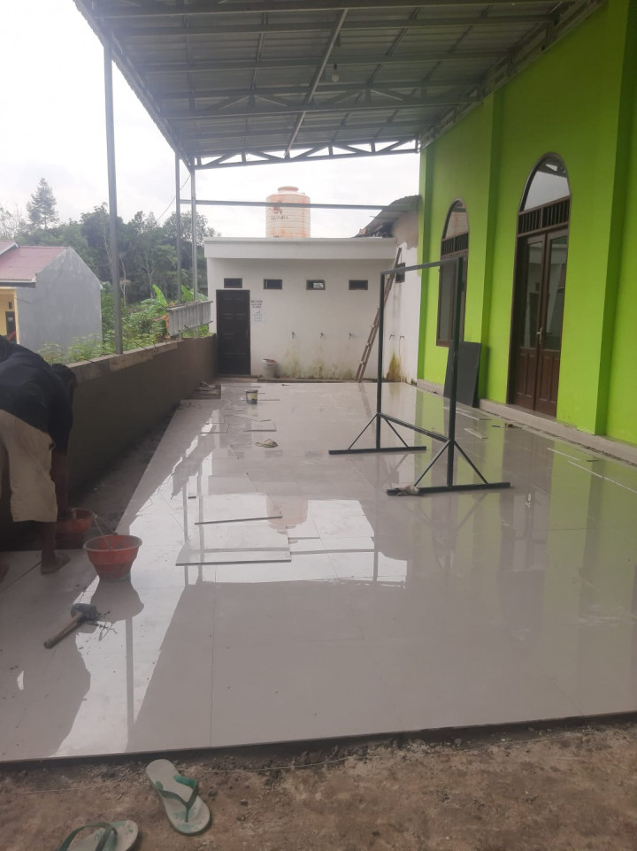 PEMASANGAN KERAMIK DI MUSHOLA AS-SHOBORIN RT 08