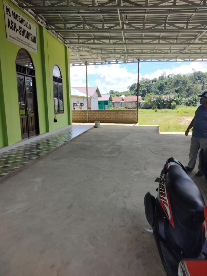 PEMASANGAN KERAMIK DI MUSHOLA AS-SHOBORIN RT 08