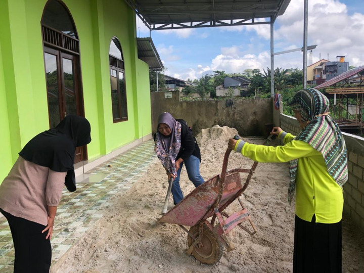 PEMASANGAN KERAMIK DI MUSHOLA AS-SHOBORIN RT 08