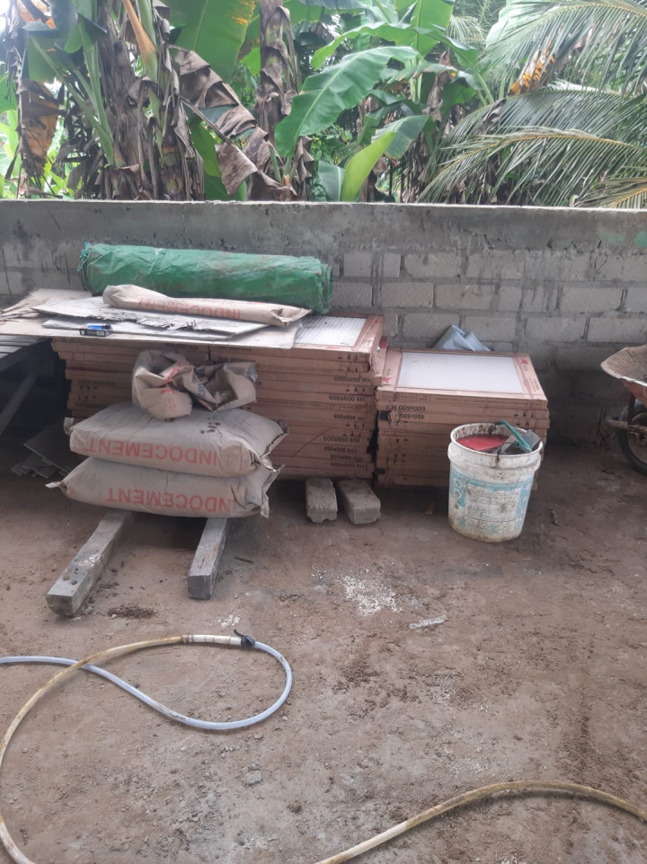 PEMASANGAN KERAMIK DI MUSHOLA AS-SHOBORIN RT 08
