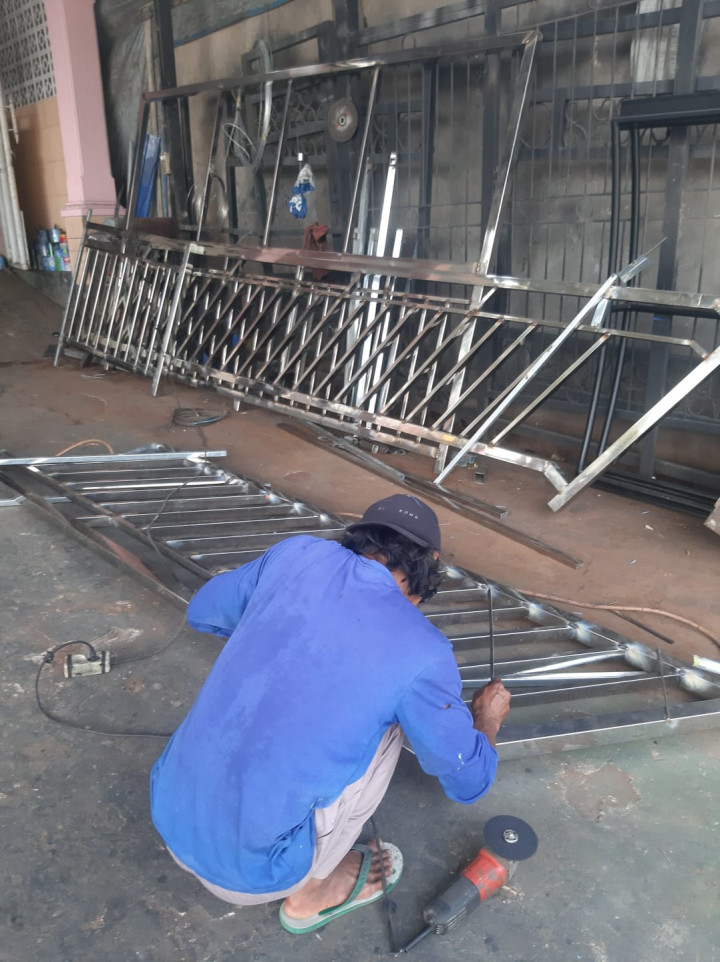 PEMASANGAN TANGGA JENDELA MAJELIS TAKLIM RT 04