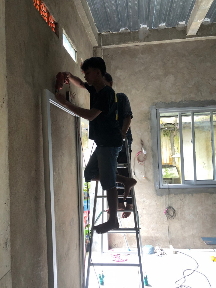PEMASANGAN JENDELA DAN PINTU MAJELIS TAKLIM RT 04