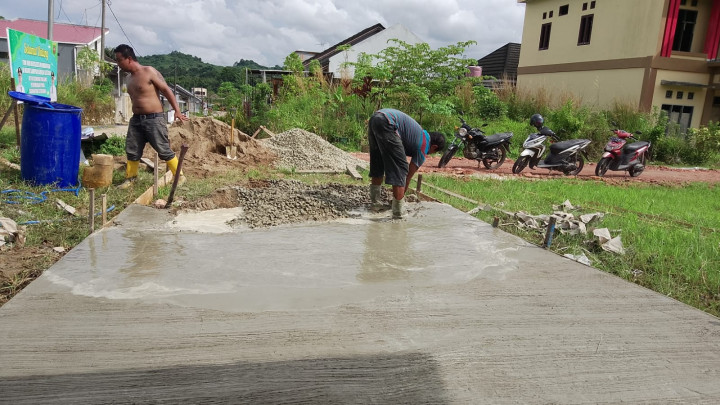 SEMENISASI MENUJU JALAN SEKRETARIAT BANK SAMPAH RT 08