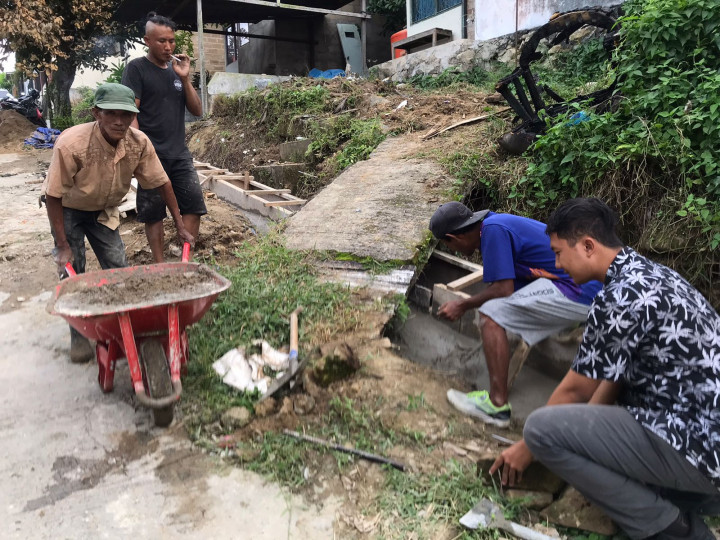 PEMBUATAN DRAINASE BLOK B6 RT 02 PERUM.BUKIT PINANG BAHARI