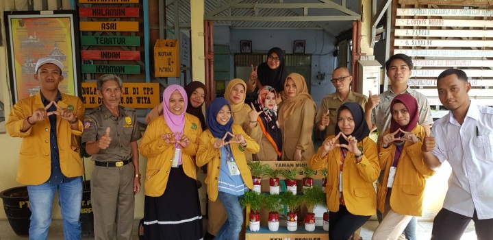 Serah Terima Taman Mini Untuk Kantor Kelurahan Harapan Baru dari KKN 44 Reguler Harapan Baru
