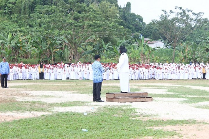 Upacara Memperingati 17 Agustus 1945 Bersama Seluruh Sekolah yang Ada di Harapan Baru