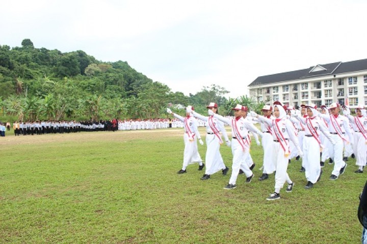 Upacara Memperingati 17 Agustus 1945 Bersama Seluruh Sekolah yang Ada di Harapan Baru