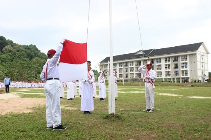 Upacara Memperingati 17 Agustus 1945 Bersama Seluruh Sekolah yang Ada di Harapan Baru