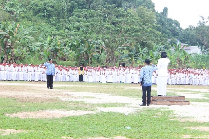 Upacara Memperingati 17 Agustus 1945 Bersama Seluruh Sekolah yang Ada di Harapan Baru